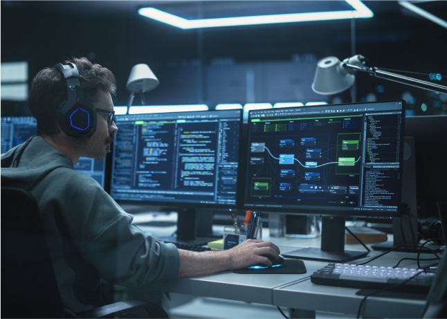 Homem simula navegação na plataforma Play Labs